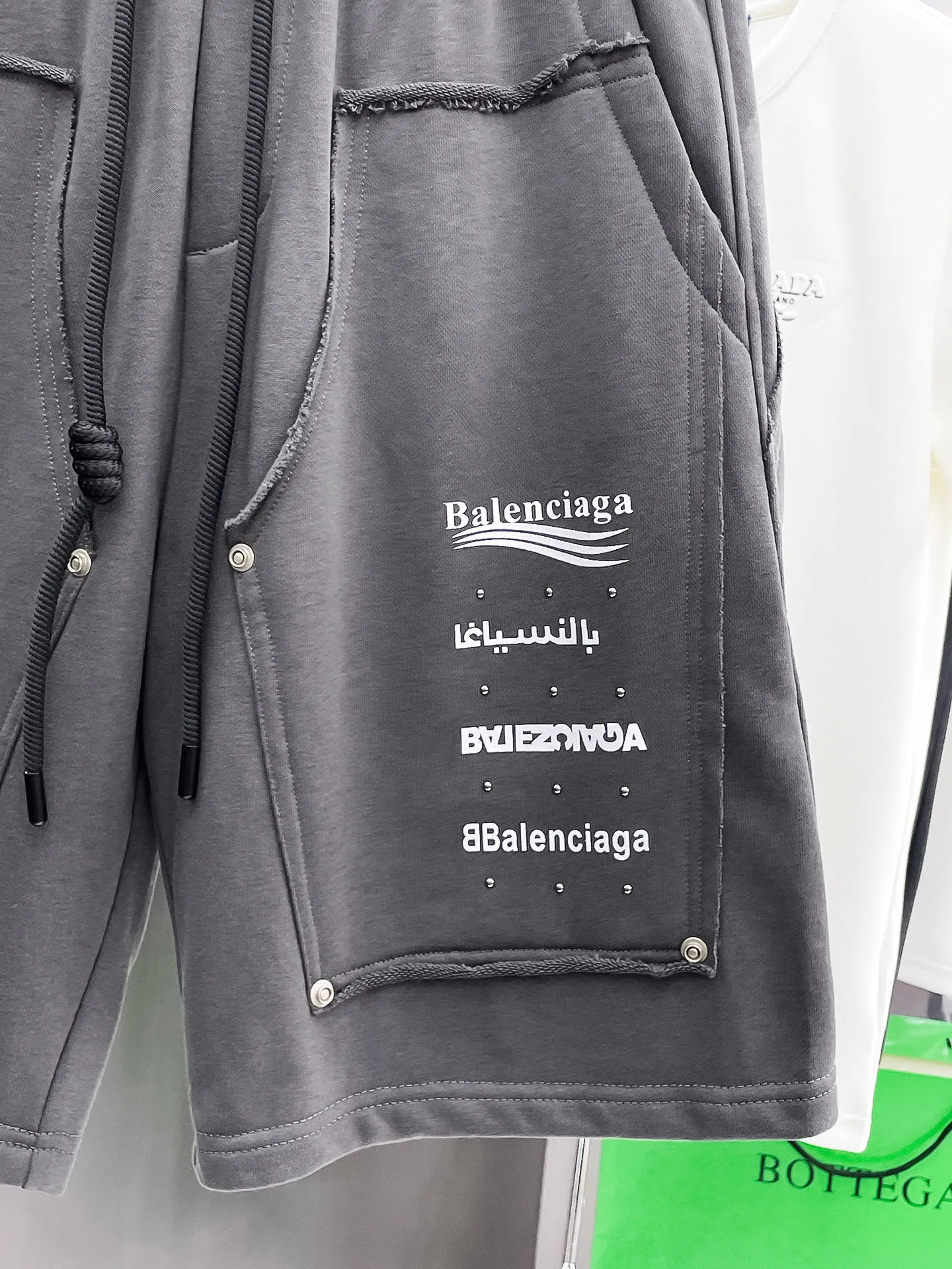 Balenciaga's three-standard complete 2026 summer New Arrival men's casual shorts, advanced custom-made Breathable fabric, Breathable fabric, extremely stretchy and comfortable, impeccable details, top-grade accessories, original logo design concept, delicate and soft feel! The upper body fit is awesome! Size: M-XXXL Please state your height and weight when ordering